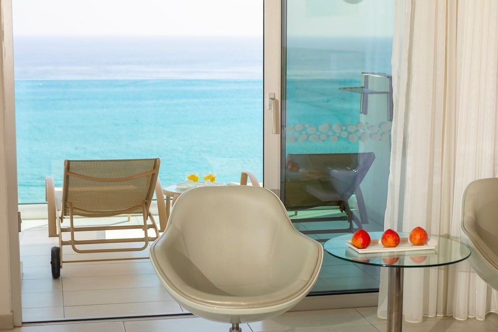 Vrissaki Beach Hotel — Hotel rooms in Protaras, Famagusta Region