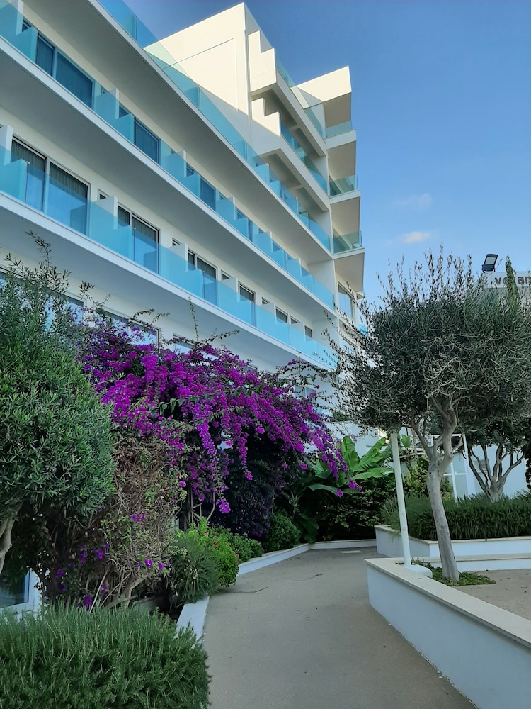 Vrissaki Beach Hotel — Hotel building in Protaras, Famagusta Region