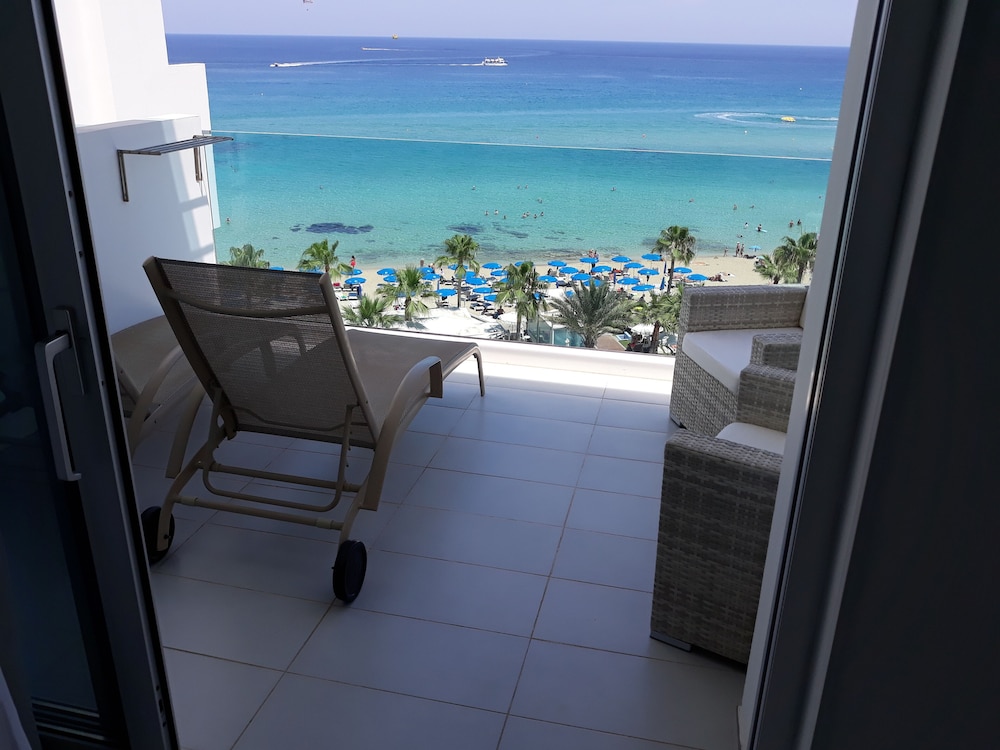 Vrissaki Beach Hotel — Hotel rooms in Protaras, Famagusta Region