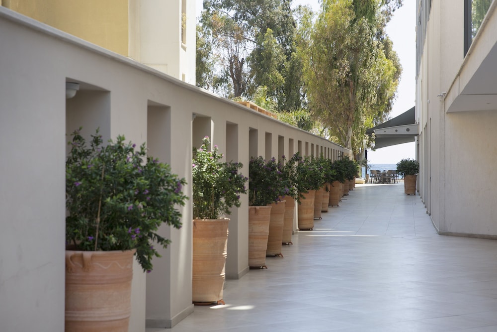Harmony Bay Hotel — Hotel building in Limassol, Limassol Region