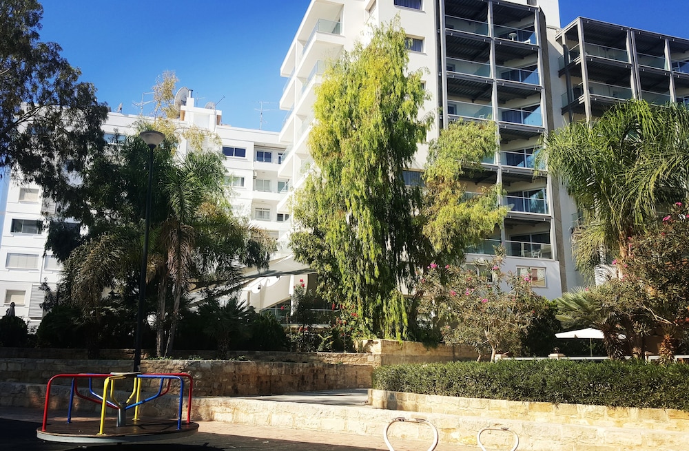 Harmony Bay Hotel — Hotel building in Limassol, Limassol Region