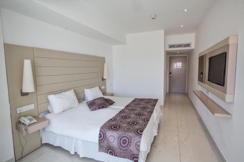Tsokkos Protaras Hotel — Hotel rooms in Protaras, Famagusta Region