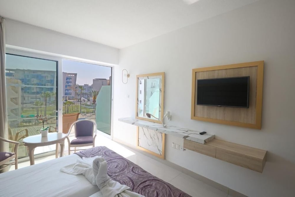 Tsokkos Protaras Hotel — Hotel rooms in Protaras, Famagusta Region