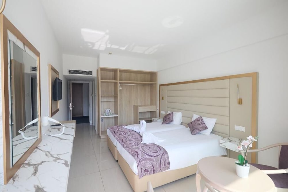 Tsokkos Protaras Hotel — Hotel rooms in Protaras, Famagusta Region
