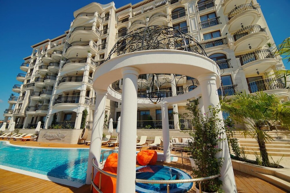 Harmony Suites Saint Vlas — Hotel building in Sveti Vlas, Burgas Region