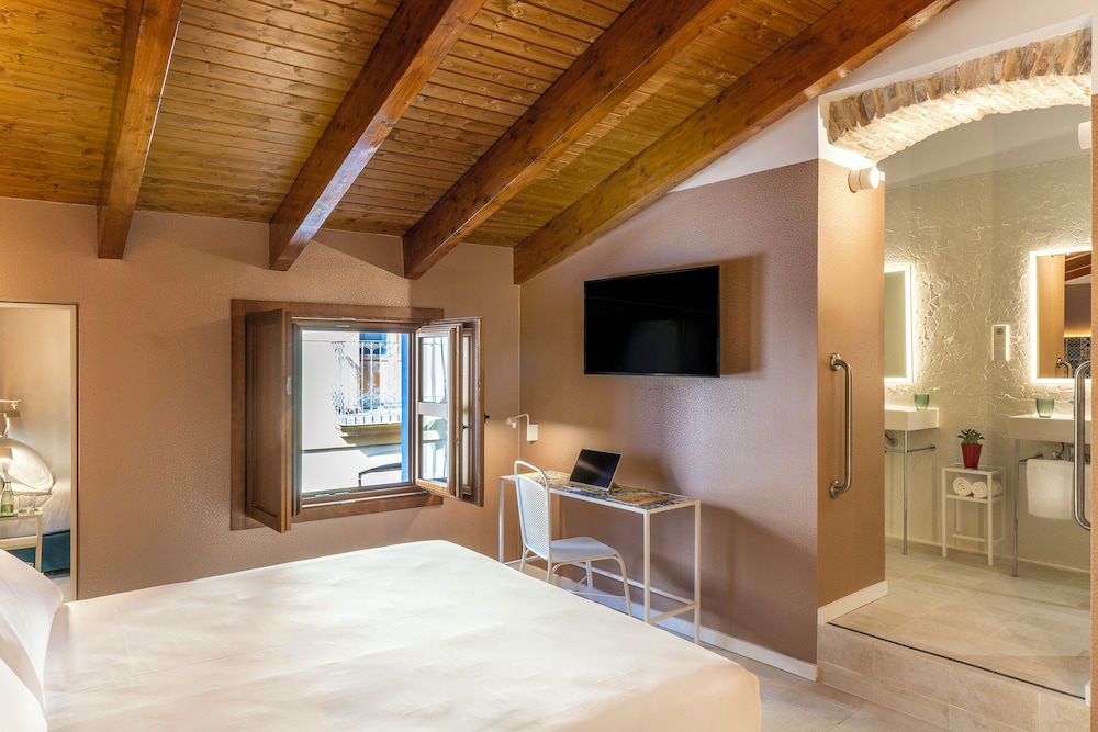 Axel Hotel Valencia – Adults Only — Hotel rooms in Valencia, Valencian Community