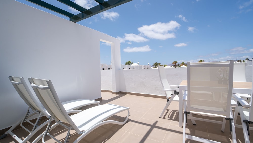 Bitácora Lanzarote Club — Hotel building in Puerto del Carmen, Canary Islands