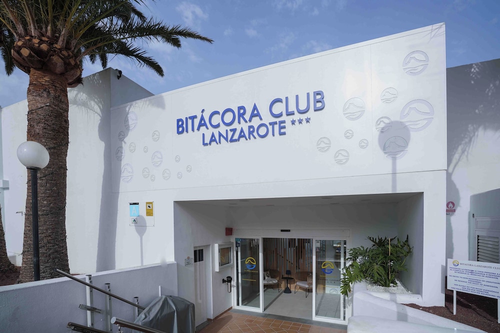 Bitácora Lanzarote Club — Hotel building in Puerto del Carmen, Canary Islands