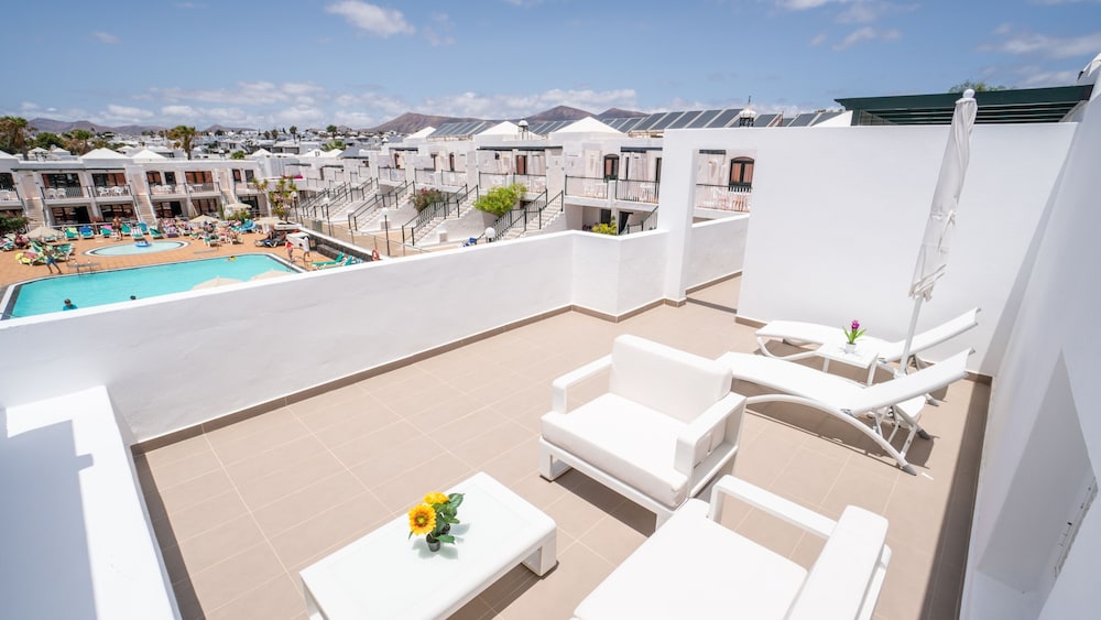 Bitácora Lanzarote Club — Hotel building in Puerto del Carmen, Canary Islands