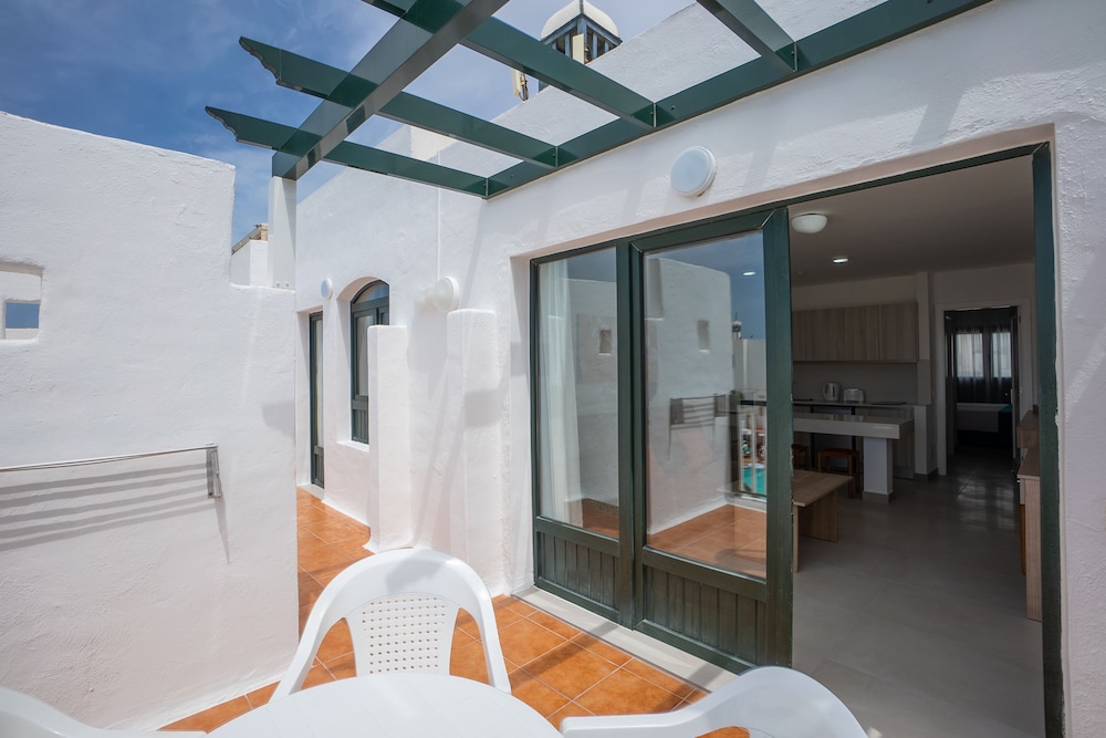 Bitácora Lanzarote Club — Hotel building in Puerto del Carmen, Canary Islands