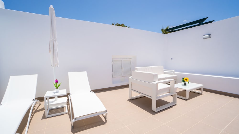 Bitácora Lanzarote Club — Hotel building in Puerto del Carmen, Canary Islands