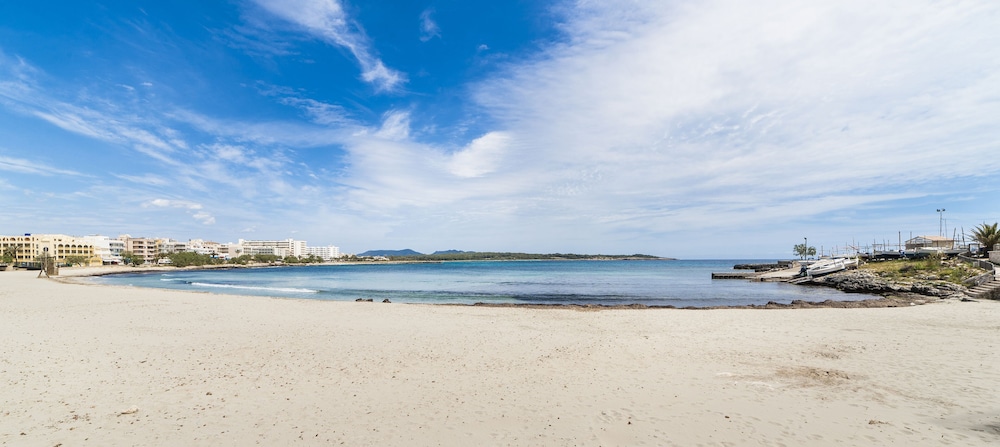Hotel O7 Colombo — Beach in S'Illot, Balearic Islands