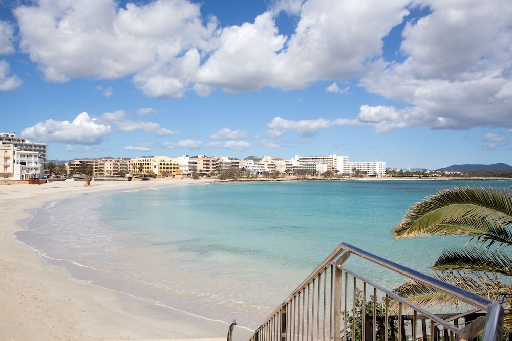 Hotel O7 Colombo — Beach in S'Illot, Balearic Islands