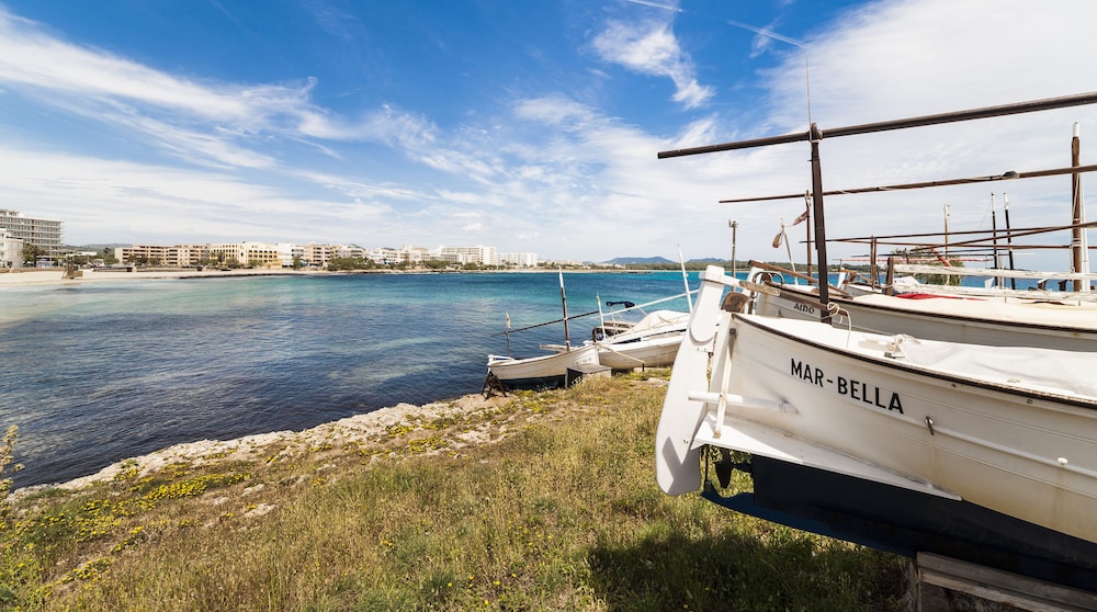 Hotel O7 Colombo — Beach in S'Illot, Balearic Islands