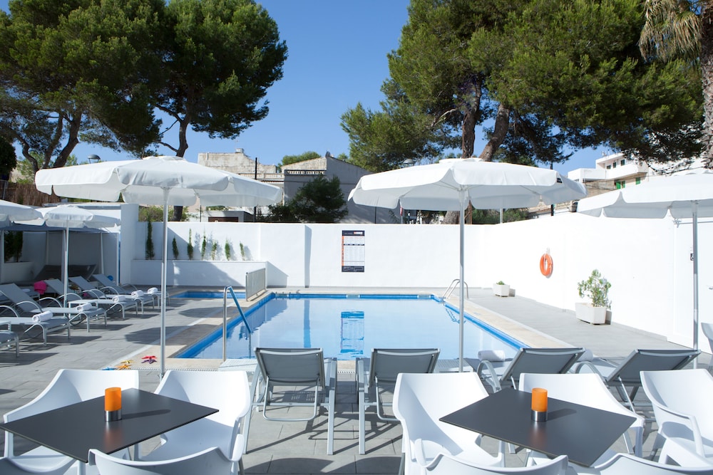 Hotel O7 Colombo — Swimming pool in S'Illot, Balearic Islands