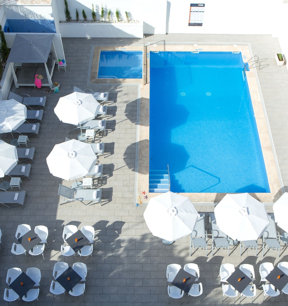 Hotel O7 Colombo — Swimming pool in S'Illot, Balearic Islands