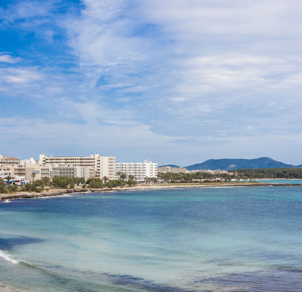 Hotel O7 Colombo — Beach in S'Illot, Balearic Islands
