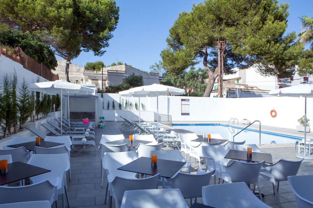 Hotel O7 Colombo — Restaurant & bars in S'Illot, Balearic Islands