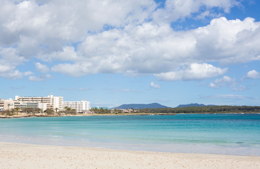 Hotel O7 Colombo — Beach in S'Illot, Balearic Islands