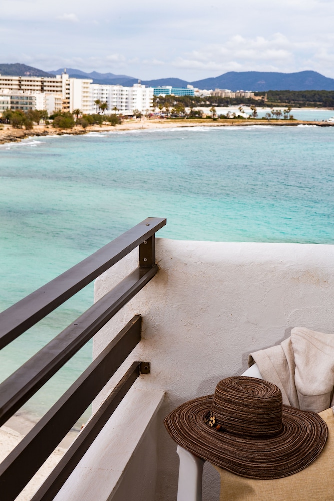 Hotel O7 Colombo — Beach in S'Illot, Balearic Islands