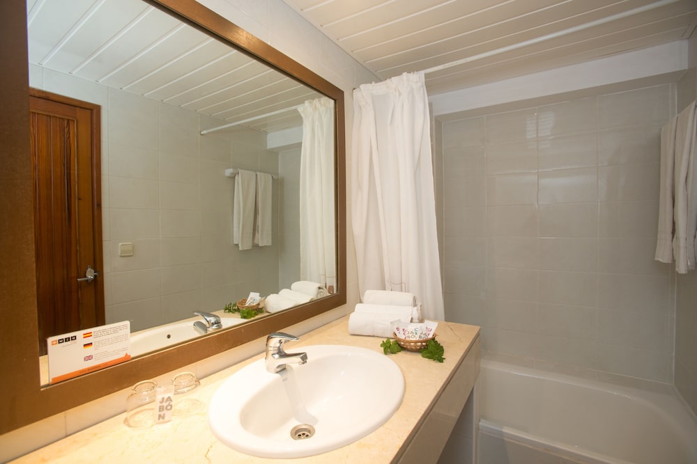 Hotel O7 Colombo — Hotel rooms in S'Illot, Balearic Islands