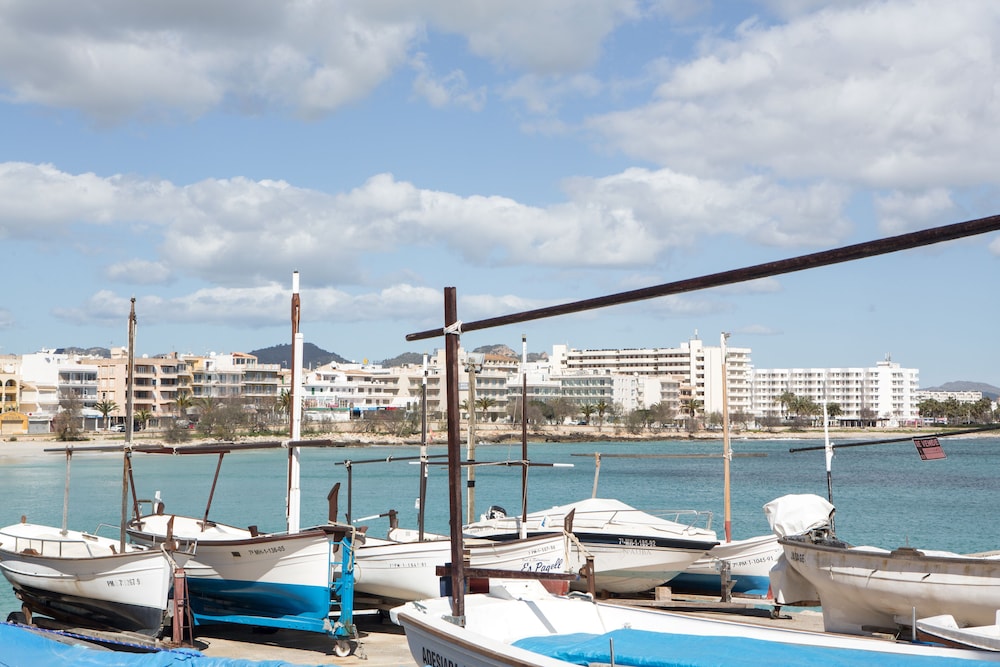 Hotel O7 Colombo — Beach in S'Illot, Balearic Islands