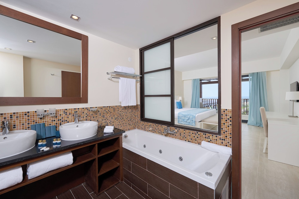Melia Laguna Beach Resort - Adults Only — Hotel rooms in Santa Maria