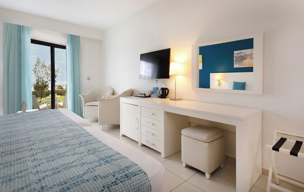 Melia Laguna Beach Resort - Adults Only — Hotel rooms in Santa Maria