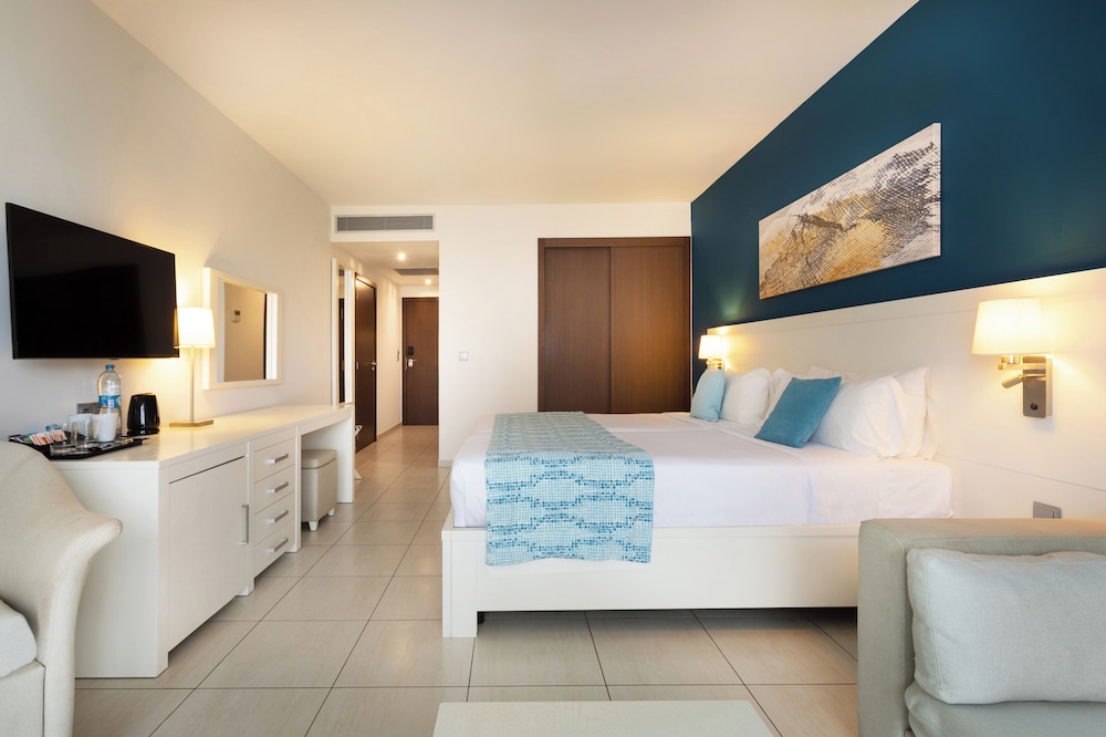 Melia Laguna Beach Resort - Adults Only — Hotel rooms in Santa Maria