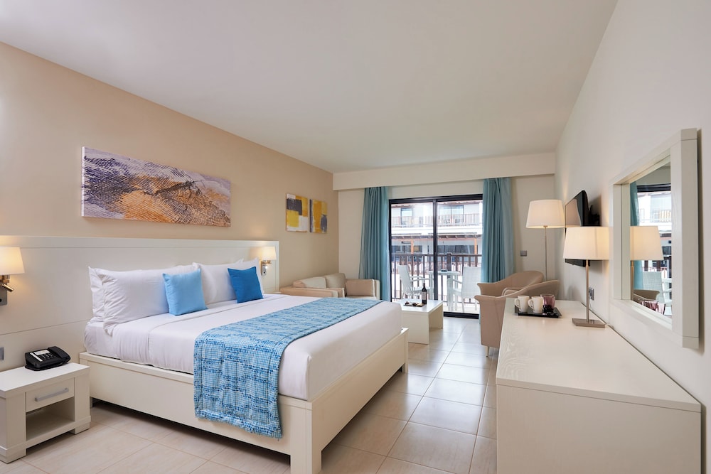 Melia Laguna Beach Resort - Adults Only — Hotel rooms in Santa Maria
