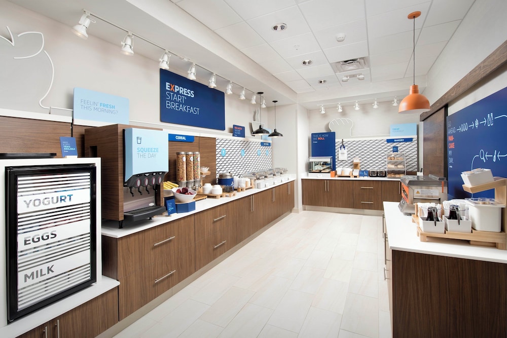 Holiday Inn Express & Suites Fernandina Beach Amelia Island by IHG — Restaurant & bars in Amelia Island, Florida