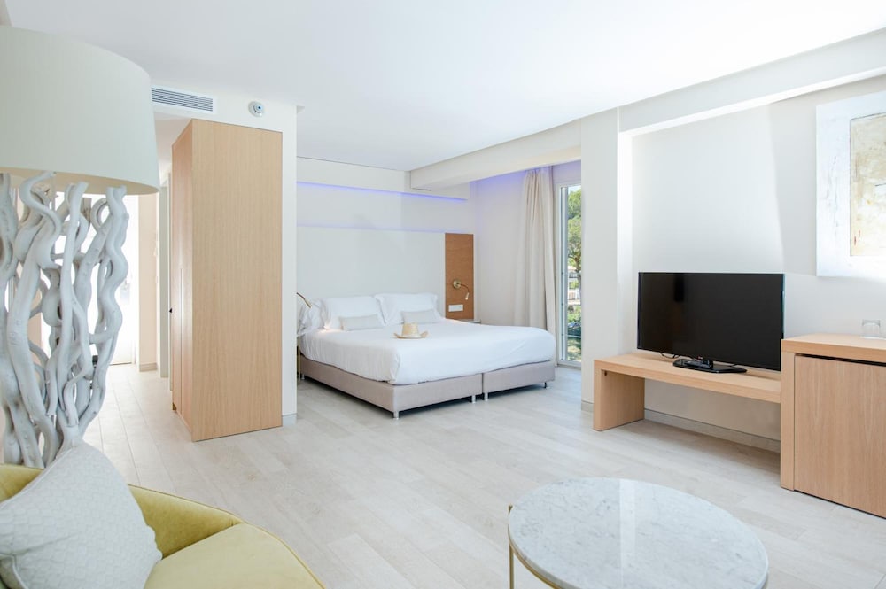 Melbeach Hotel & Spa - Adults Only — Hotel rooms in Canyamel, Balearic Islands