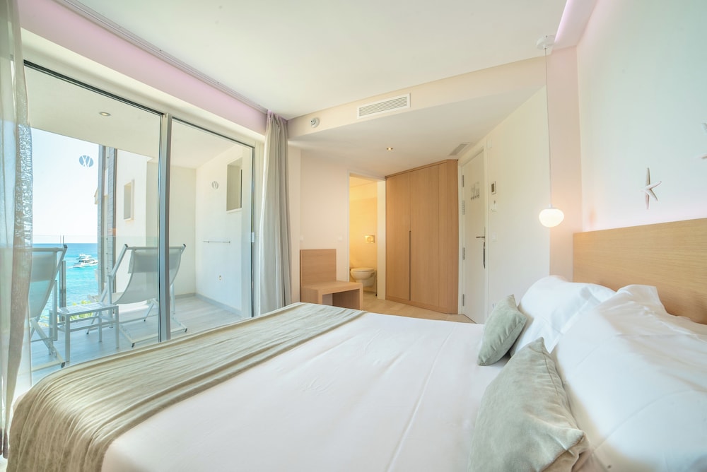 Melbeach Hotel & Spa - Adults Only — Hotel rooms in Canyamel, Balearic Islands