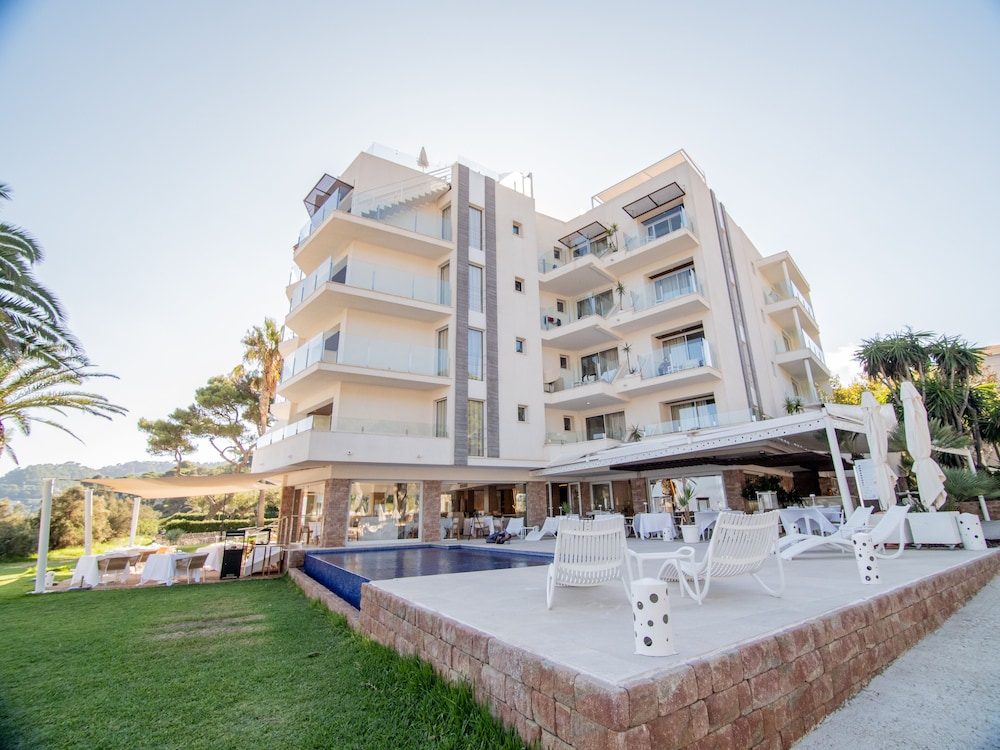 Melbeach Hotel & Spa - Adults Only — Hotel building in Canyamel, Balearic Islands