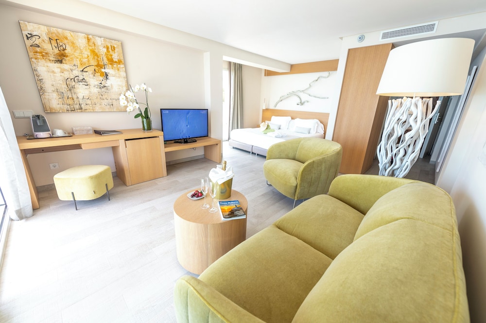 Melbeach Hotel & Spa - Adults Only — Hotel rooms in Canyamel, Balearic Islands