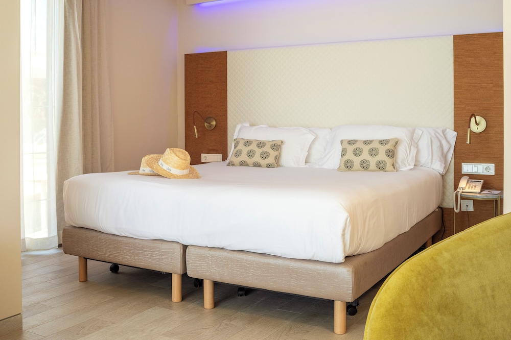 Melbeach Hotel & Spa - Adults Only — Hotel rooms in Canyamel, Balearic Islands