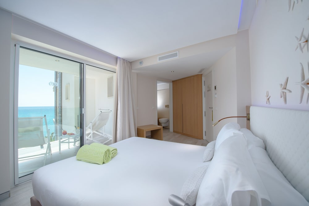 Melbeach Hotel & Spa - Adults Only — Hotel rooms in Canyamel, Balearic Islands