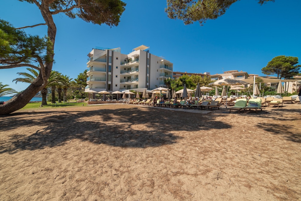 Melbeach Hotel & Spa - Adults Only — Beach in Canyamel, Balearic Islands
