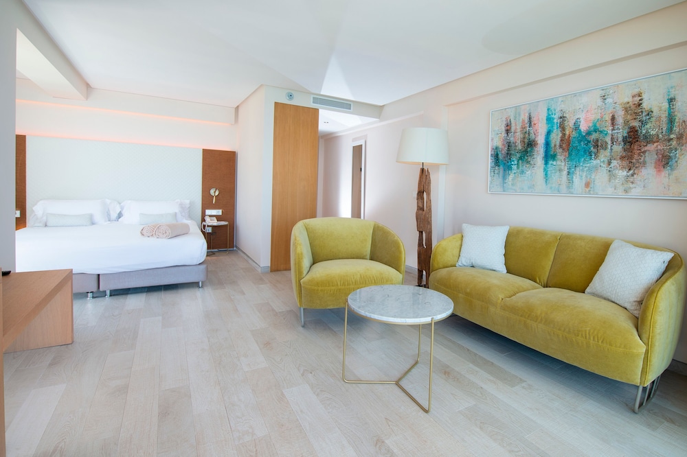 Melbeach Hotel & Spa - Adults Only — Hotel rooms in Canyamel, Balearic Islands