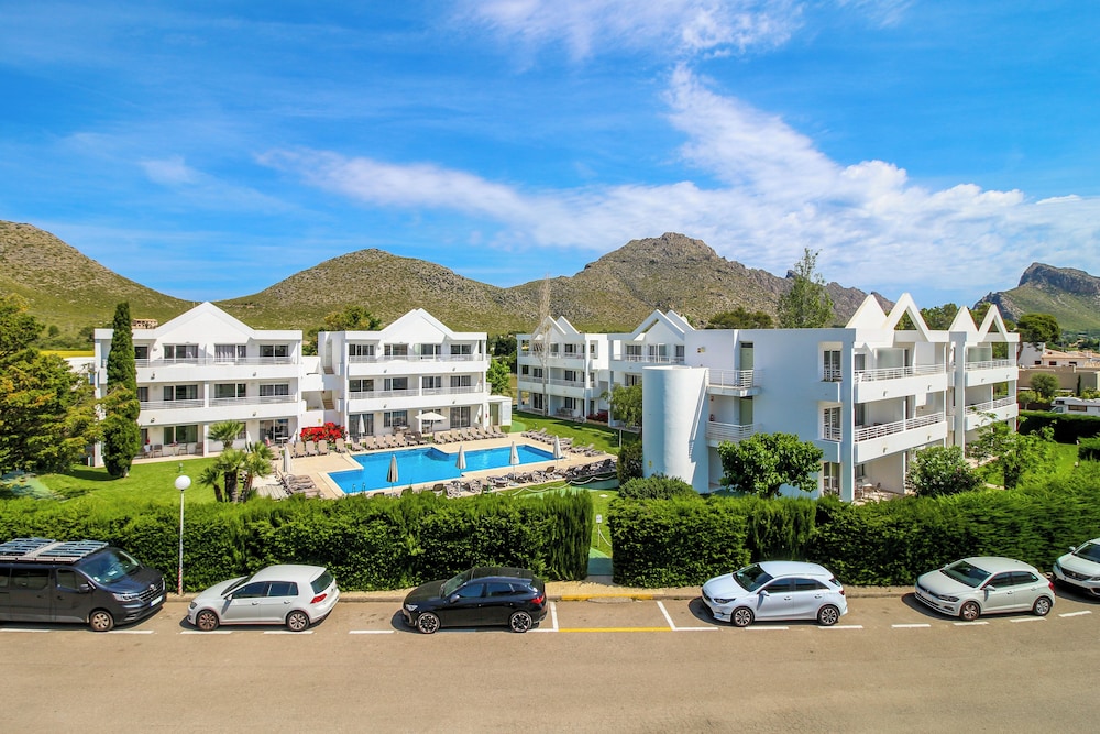 Apartamentos Duvabitat — Hotel building in Puerto Pollensa, Balearic Islands