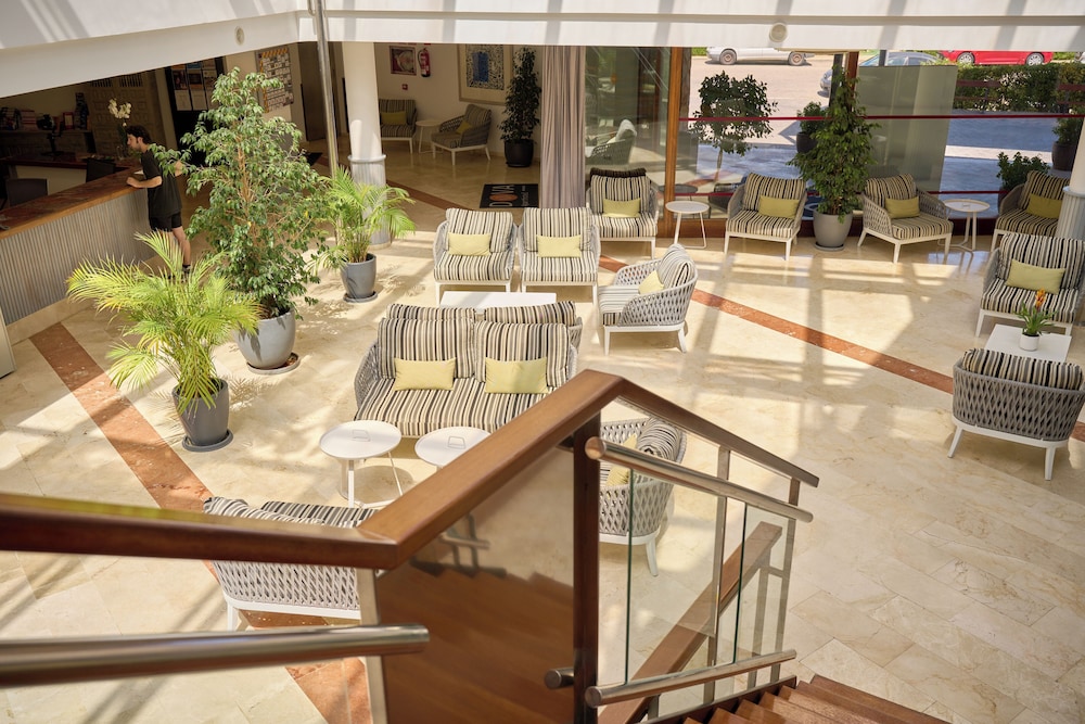 Apartamentos Duvabitat — Hotel building in Puerto Pollensa, Balearic Islands