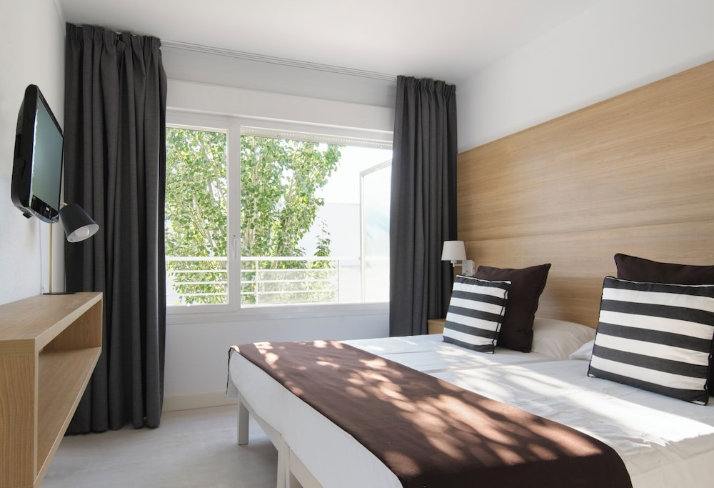 Apartamentos Duvabitat — Hotel rooms in Puerto Pollensa, Balearic Islands