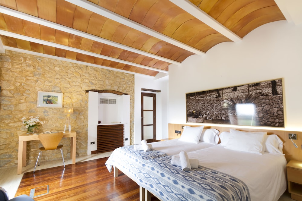 Can Cota Suites & Spa - Turismo de interior — Hotel rooms in Selva, Balearic Islands