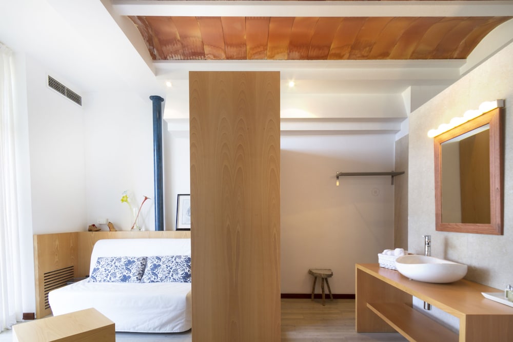 Can Cota Suites & Spa - Turismo de interior — Hotel rooms in Selva, Balearic Islands