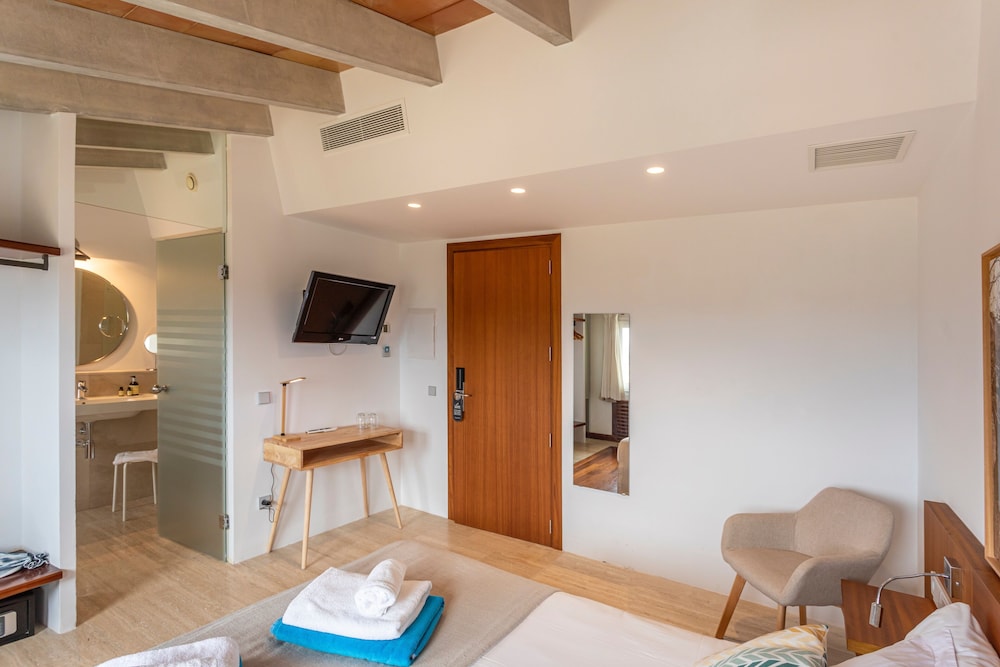 Can Cota Suites & Spa - Turismo de interior — Hotel rooms in Selva, Balearic Islands
