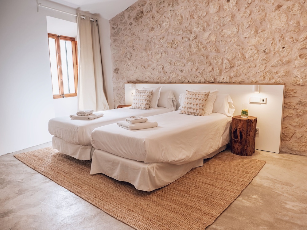 Can Cota Suites & Spa - Turismo de interior — Hotel rooms in Selva, Balearic Islands
