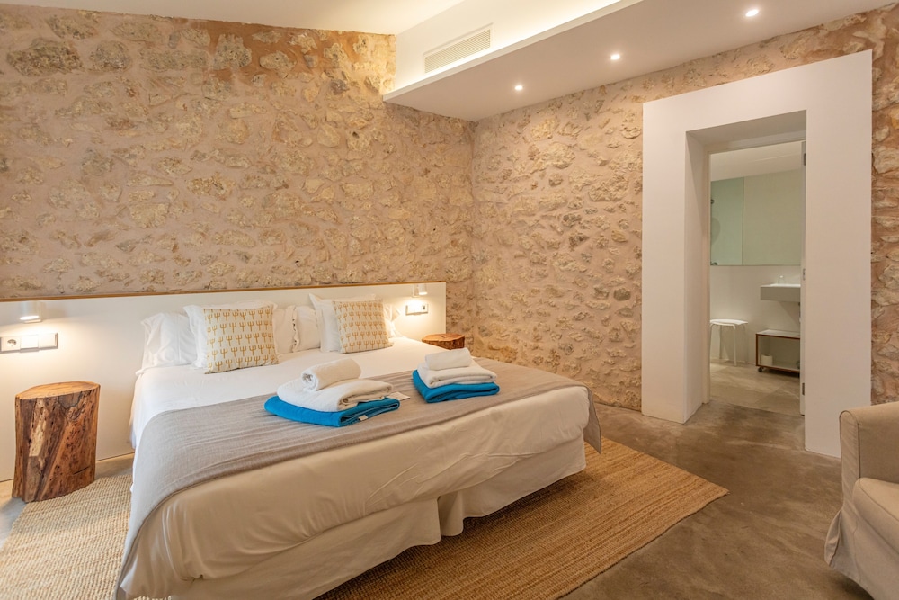 Can Cota Suites & Spa - Turismo de interior — Hotel rooms in Selva, Balearic Islands