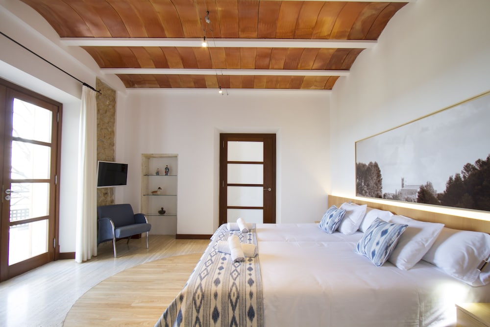 Can Cota Suites & Spa - Turismo de interior — Hotel rooms in Selva, Balearic Islands