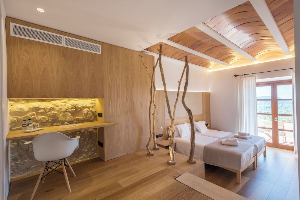 Can Cota Suites & Spa - Turismo de interior — Hotel rooms in Selva, Balearic Islands