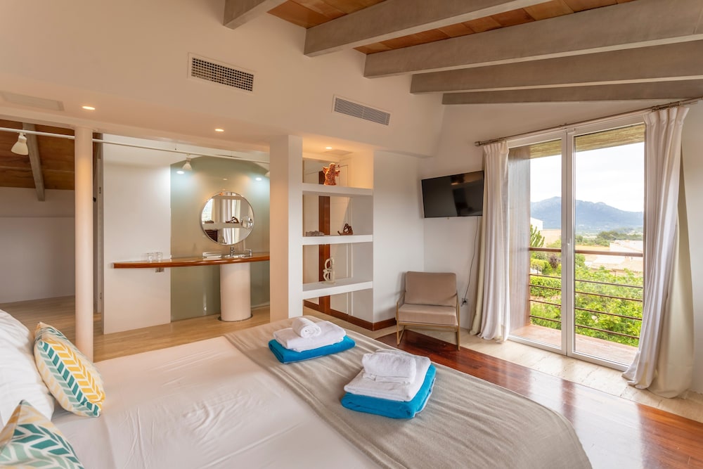 Can Cota Suites & Spa - Turismo de interior — Hotel rooms in Selva, Balearic Islands